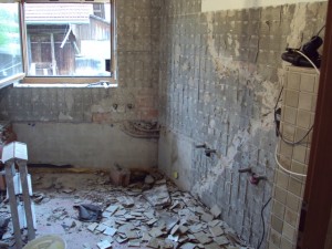 Abspitzen der Plättli im alten Badezimmer